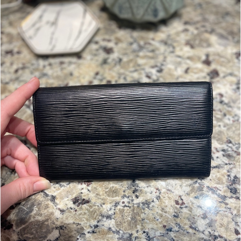 LOUIS VUITTON International Long Bifold Wallet Epi
Leather